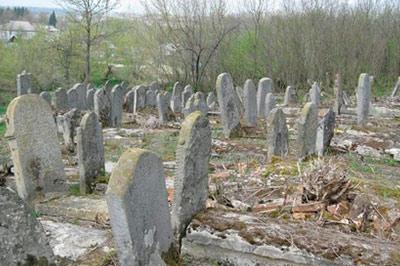 Украинские вандалы разгромили еврейское кладбище