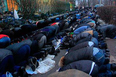 Мусульмане будут молиться на улицах.