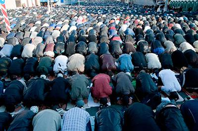 Мусульмане будут молиться на улицах.