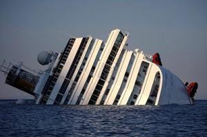 Costa Concordia наконец-то подняли с морского дна
