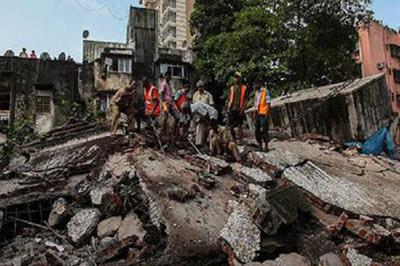 В Индии обрушилось трехэтажное жилое здание