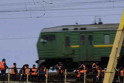 В столице автокран упал с моста прямо на пассажирский поезд