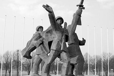 Латвия продолжает переименовывать памятники советским освободителям