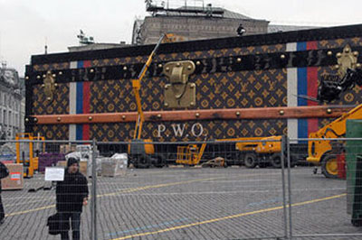 Кремль открестился от чемодана Louis Vuitton на Красной площади