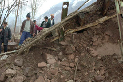 В Таджикистане землетрясение разрушило сотни домов  