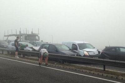 Из-за тумана в Бельгии столкнулось более ста автомобилей