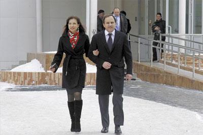Красноярский губернатор получил травму, защищая  жизнь своей супруги