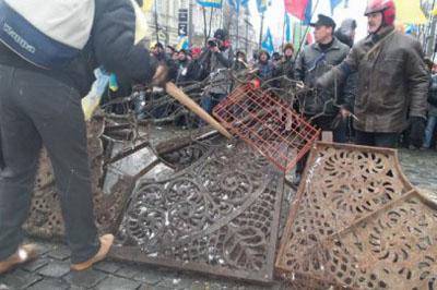 Людей в Киеве вытеснили с улиц, коммунальщики разбирают баррикады 
