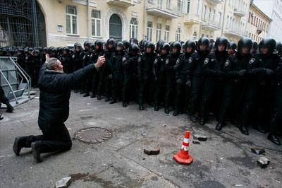 Милиция ведет переговоры с людьми, которые захватили здание Киевской городской государственной администрации