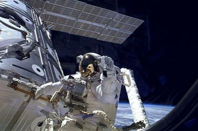 Российские астронавты вышли в открытый космос