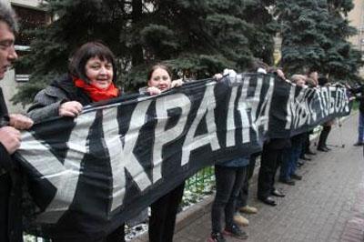 У посольства Украины в Москве задержали людей, за поддержку митингующих в Киеве