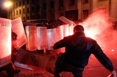 В Киеве люди попытались разрушить памятник Ленину