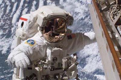 Выход астронавтов NASA прервался из-за поломки скафандра