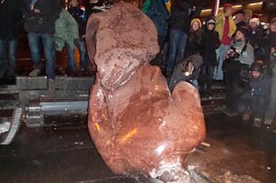 В Киеве разгромили памятник Ленину