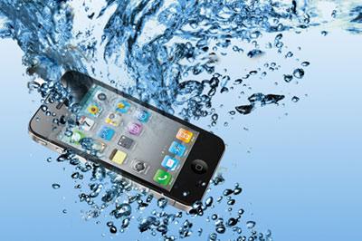 Молодой гений разработал систему, которая возвращает к жизни телефоны, попавшие под воду