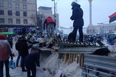 Временное перемирие между митингующими и силовиками в Киеве