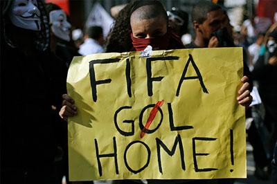 В Бразилии в ходе митинга против ЧМ по футболу были задержаны сто митингующих