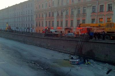 В Санкт-Петербурге машина ДПС упала в канал Грибоедова