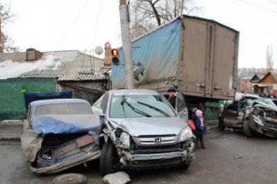 В Саратове у грузовика отказали тормоза – есть пострадавшие