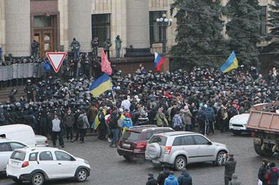 В Харькове люди требуют создать юго-восточную автономию