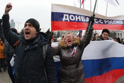 В Донецке пророссийские митингующие штурмуют здание обладминистрации