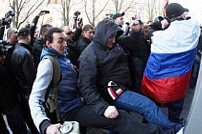 В Днепропетровске выплатили 80 тысяч долларов за поимку пророссийских активистов