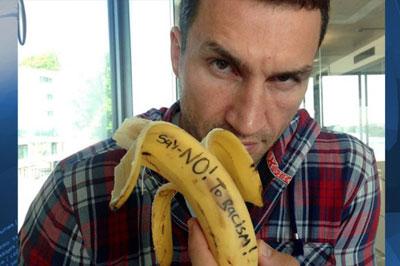 Кличко поддержал Алвеса, выложив фото с бананом в сеть