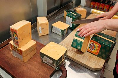 В Украине запретят российские конфеты и сыры