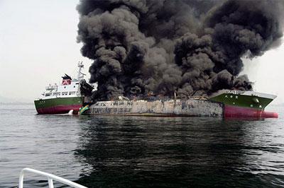Сгоревший танкер у берегов Японии - затонул