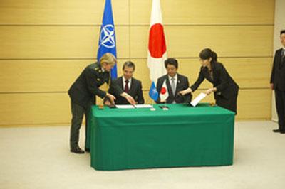 НАТО и Япония подписали договор о сотрудничестве
