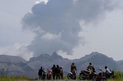 в Индонезии в результате извержения вулкана пропало 14 человек
