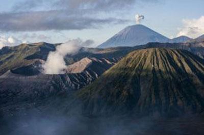 в Индонезии в результате извержения вулкана пропало 14 человек