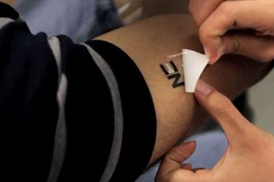 Био-татуировку, создающею электроэнергию из пота, создали американские ученые