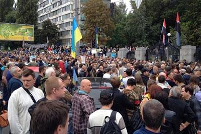 В Киеве митингующие перекрыли Крещатик 