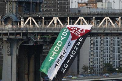 На Манхэттенском мосту вывесили гигантский флаг Палестины