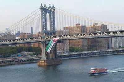 На Манхэттенском мосту вывесили гигантский флаг Палестины