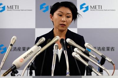 Министр экономики Японии может уйти в отставку из-за затрат на макияж