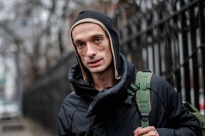 Скандальный художник Петр Павленский отрезал себе мочку уха