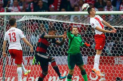 Сборная Польши по футболу впервые выиграла у сборной Германии