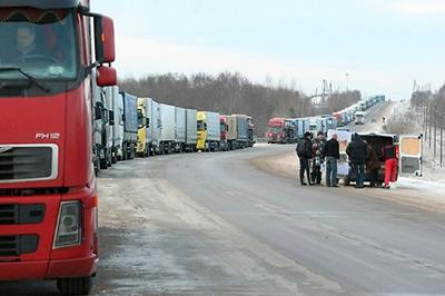 Из-за усиленного режима проверки грузовых транспортных средств на границе РФ с Латвией образовались большие пробки