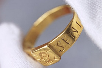 Кольцо, вдохновившее Толкина на создание «Властелина колец», представили на публике