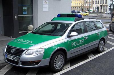 800px-VW_Passat_Variant_B6_Type_3C_since_2005_Polizei_NRW_Germany_frontleft_2008-03-27_A