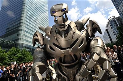 Titan_The_Robot_wows_the_crowds_at_2011_London_Motorexpo