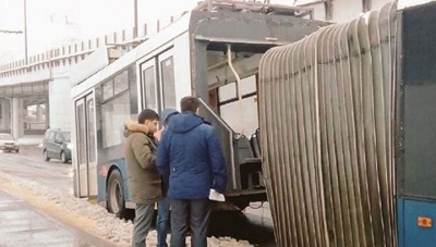 Троллейбус развалился пополам в Москве на Мичуринском проспекте