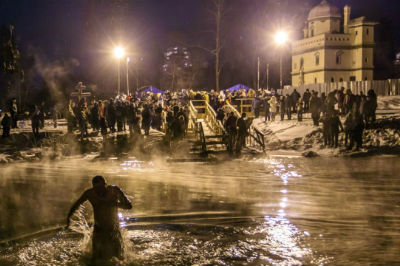 Крещение в Москве: трое смельчаков в больнице