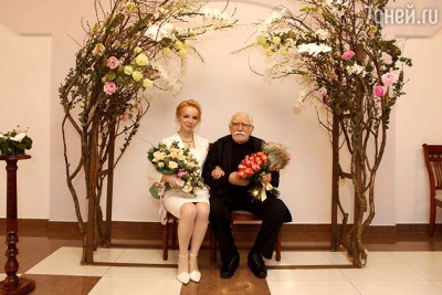 Армен Джигарханян скрепил брачные узы с 36-летней сотрудницей театра