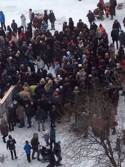 Полиция задерживает протестующих в Раменках