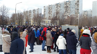 Полиция задерживает протестующих в Раменках