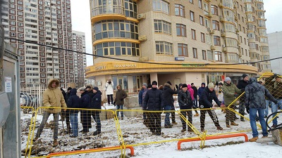 Полиция задерживает протестующих в Раменках