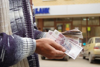 Реальные доходы жителей России упали за месяц на 52%
